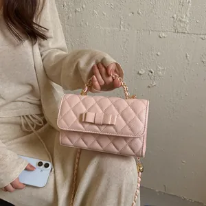 Elegante borsa a mano trapuntata rosa con fiocco e tracolla a catena dorata di lusso