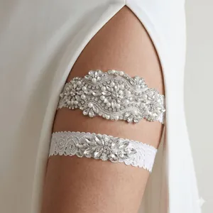 Elegantes Braut-Strumpfband-Set mit funkelnden Strasssteinen und Perlen auf Spitze.