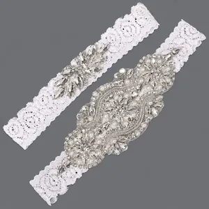 Elegantes handgefertigtes Braut-Strumpfband-Set mit funkelnden Strasssteinen und Perlen auf Spitze.