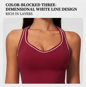 Gros plan d'une brassière de yoga bordeaux avec liseré blanc et design à col montant