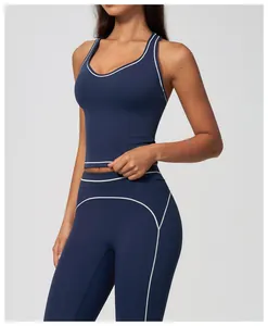 Détail d'un débardeur de yoga bleu marine avec liseré blanc contrasté et leggings