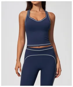Détail du débardeur de yoga bleu marine avec de jolis liserés blancs contrastés.