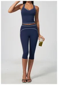 Ensemble de yoga bleu marine avec liserés blancs contrastants et haut à dos nageur