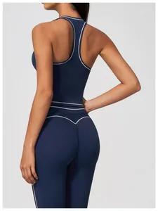 Vue arrière du débardeur de yoga bleu marine avec liseré contrasté blanc et dos nageur.