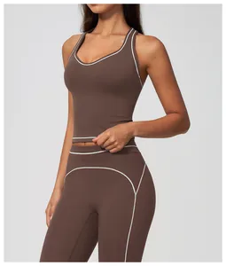 Vue détaillée du débardeur de yoga marron avec liseré contrasté blanc et dos nageur.