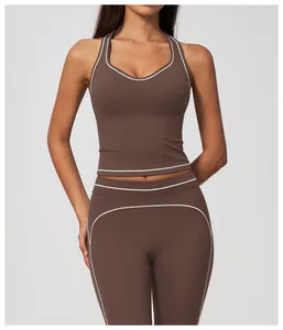 Vue détaillée du débardeur de yoga marron à dos nageur avec liseré contrasté blanc