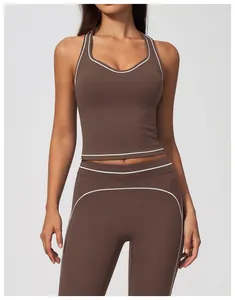 Vue détaillée de l'ensemble de yoga marron avec passepoil blanc et dos nageur.