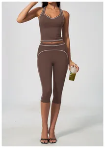 Ensemble de yoga marron avec liseré blanc, débardeur dos nageur et legging sport.
