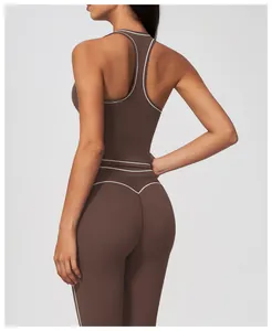 Vue arrière détaillée du débardeur de yoga marron avec passepoil blanc contrastant