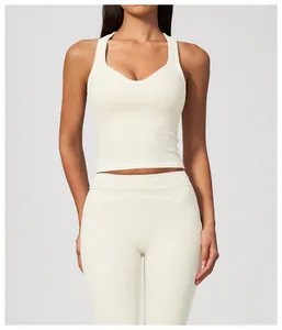 Vue de face d'un mannequin professionnel portant un débardeur de yoga crème et un legging
