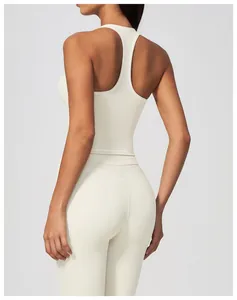 Détail de la vue arrière d'un haut de yoga crème avec dos nageur et coutures contrastées