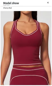 Gros plan du haut de yoga dos nageur cerise avec passepoil blanc contrasté.