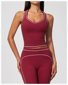 Vue détaillée du haut de yoga bordeaux avec des passepoils contrastés blancs élégants