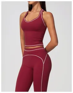 Détail du débardeur de yoga bordeaux à dos nageur avec un design de passepoil contrasté