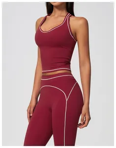 Détail de l'ensemble de yoga bordeaux avec liseré contrasté blanc et coupe ajustée.