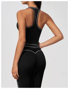 Débardeur de yoga noir dos nageur avec coutures blanches contrastées et détail de legging