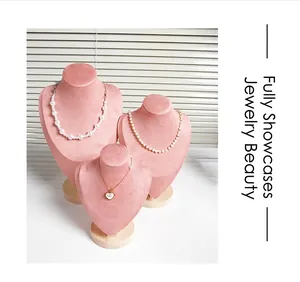 Set di 3 busti espositori per collane in velluto rosa con base in legno