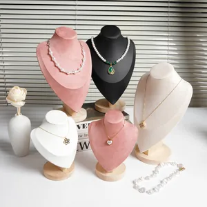 Set di eleganti busti espositori per collane in velluto con basi in legno in vari colori