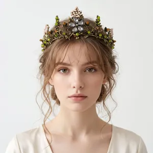 Dettaglio di una corona da sposa vintage con cristalli verdi e perle su una modella.