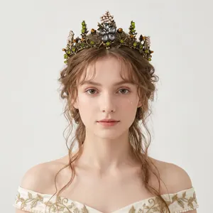 Elegante corona da sposa vintage con gemme verdi e perle per fotografia di matrimonio professionale