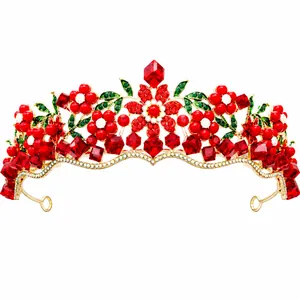 Tiara da sposa elegante con cristalli rossi e perle su base dorata per matrimonio.