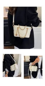 Vue détaillée du sac à main matelassé blanc avec chaîne et accents dorés élégants