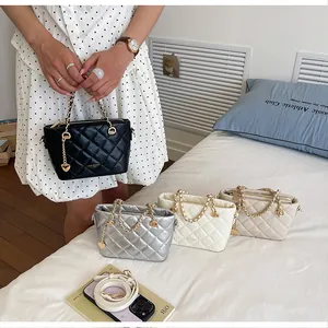 Sacs à main matelassés à chaîne élégants en plusieurs couleurs dans un décor lifestyle