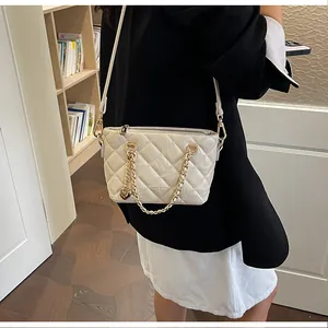 Sac à main matelassé crème avec poignées élégantes en chaîne dorée et pendentif en forme de cœur