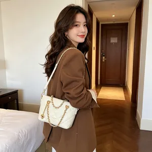Sac à bandoulière matelassé élégant en cuir crème avec chaîne dorée et pendentif cœur