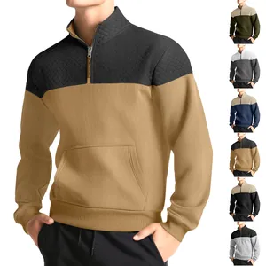Vue détaillée d'un sweat-shirt matelassé pour hommes avec fermeture éclair et variantes