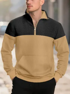 Détail d'un sweat-shirt demi-zip pour homme avec empiècement matelassé et gaufre