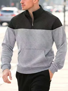 Vue détaillée d'un pull pour homme avec demi-zip et texture matelassée en losange
