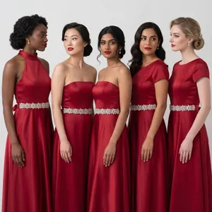 Primo piano della cintura da sposa in strass su eleganti abiti di raso rosso