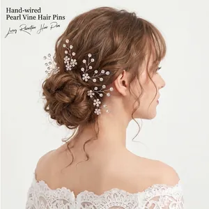 Vue latérale d'un ensemble de 5 épingles à cheveux à strass dans un chignon de mariée