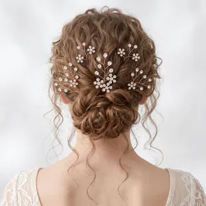 Vue détaillée d'épingles à cheveux de mariée avec strass et fleurs de prunier dans un chignon