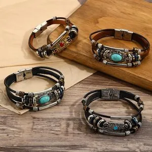 Detailansicht von Vintage-Lederarmbändern mit Türkis- und Metallelementen im Boho-Stil.