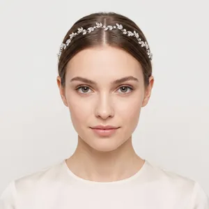 Gros plan sur un élégant bandeau de mariée en zircon porté par un mannequin féminin