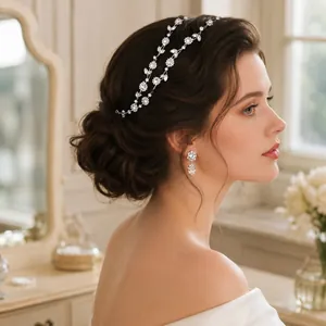 Bandeau de mariée élégant orné de pierres de zircone sur une mariée brune en détail