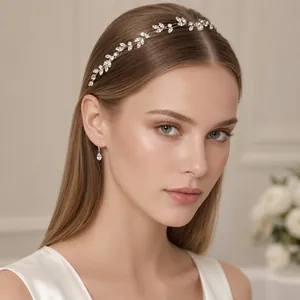 Détail d'un bandeau de mariée délicat en zircon porté par un mannequin élégant.
