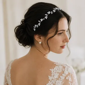 Élégant serre-tête de mariée en zircone fait main porté par une mariée en dentelle.