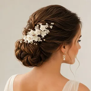 Peineta de novia hecha a mano con flores de resina blanca y perlas para bodas