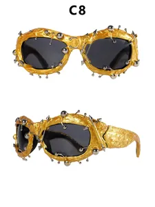 Vue détaillée des lunettes de soleil punk avec monture dorée et pointes métalliques.