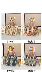 Detalle de cuatro bolsos tote con motivos étnicos bohemios y asas superiores