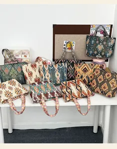 Vista detallada que muestra una variedad de bolsos tote étnicos bohemios en un escritorio