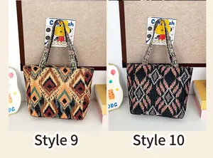 Dos estilos de bolsos tote bohemios vintage con patrones étnicos y bordados chic.
