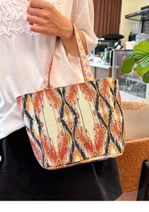 Bolso tote bohemio con bordado étnico y asas tejidas para un estilo casual diario
