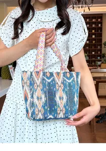 Primer plano de un bolso tote bohemio con un patrón de bordado étnico retro muy detallado