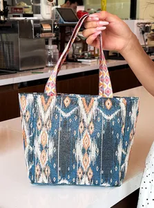 Primer plano de un bolso tote bohemio con estampado geométrico y asas