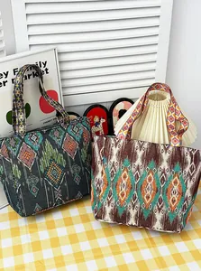 Dos bolsos tote bordados de estilo bohemio con motivos étnicos en un entorno vintage.