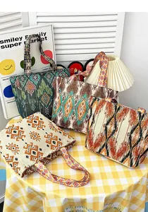 Colección de bolsos tote bordados de estilo bohemio con variados patrones étnicos.